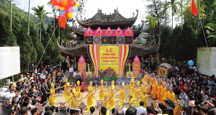 lễ hội đầu xuân ở chùa Hương Hà Nội