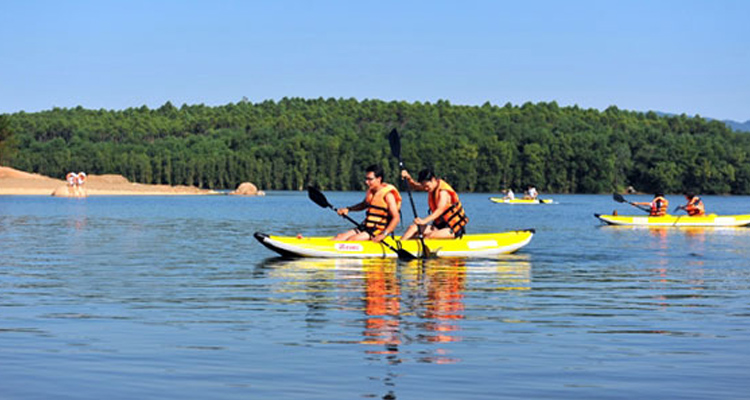 Thuyền kayak ở Đại Lải resort