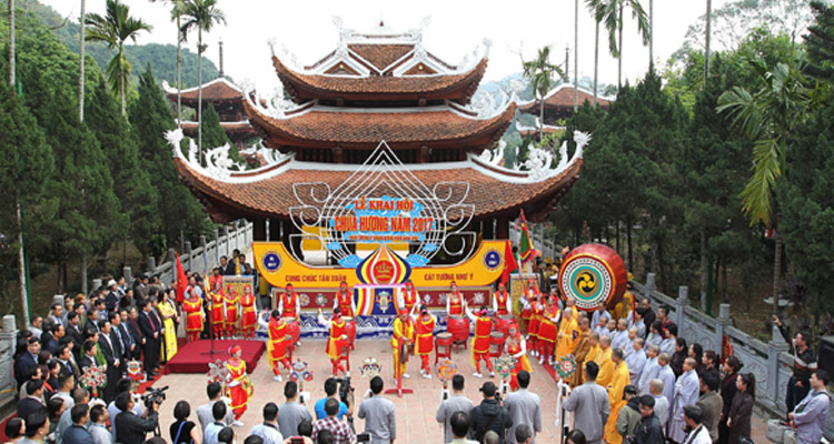 Đi chùa Hương mùa lễ hội