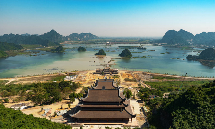 Hình ảnh chùa Tam Chúc - trước mặt là hồ