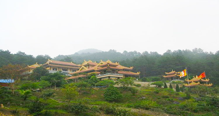 Thiền viện Trúc Lâm Tây Thiên tọa lạc trên một quả đồi ở lưng chừng núi Tam Đảo