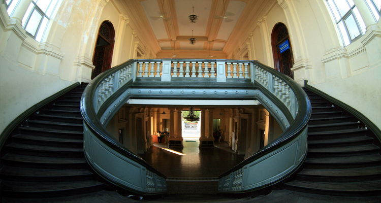 Bảo tàng Thành phố Hồ Chí Minh - cầu thang