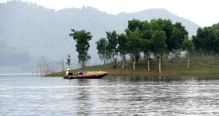 Hồ Thác Bà Yên Bái thuyền chèo