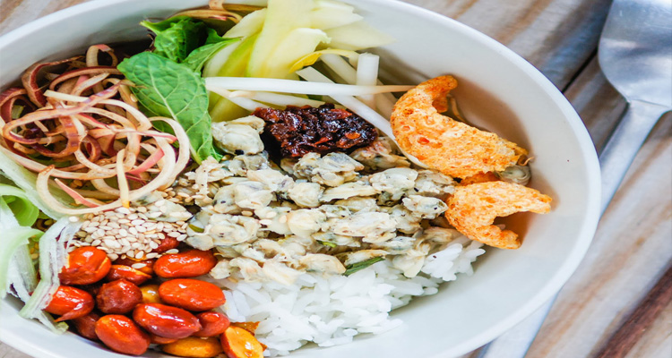  Theo kinh nghiệm du lịch Huế, cơm hến là một món ăn mà bạn không nên bỏ qua khi đến đây.