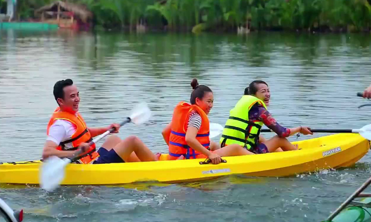Làng du lịch Tre Việt - bơi thuyền