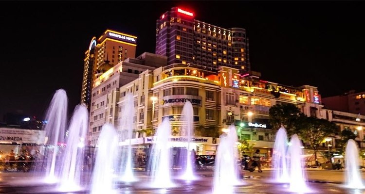 Sài Gòn về đêm - phun nước