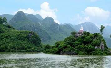 Ngôi chùa thiêng tại vịnh Hạ Long Thu nhỏ
