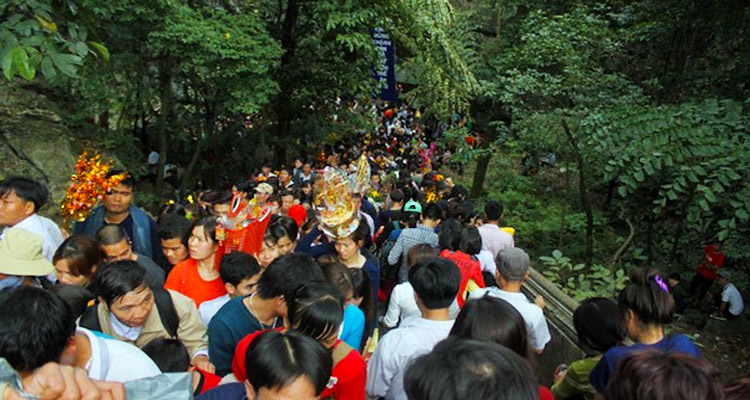 Leo núi ở lễ hội chùa Hương