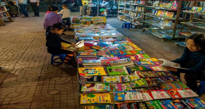 Dạo quanh phố sách lâu đời nhất thủ đô - Phố sách Đinh Lễ