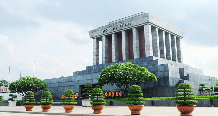 Lăng: Cùng khám phá nơi linh thiêng của lịch sử Việt Nam - Lăng Chủ tịch Hồ Chí Minh. Bạn sẽ được ngắm nhìn cách kiến trúc vô cùng ấn tượng của lăng mộ này, đồng thời tìm hiểu nhiều thông tin thú vị về bậc đại nhân và các sự kiện lịch sử đáng nhớ trong quá khứ.
