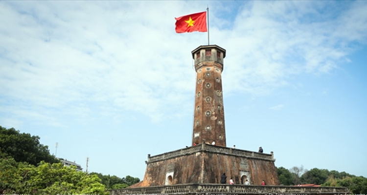 Cột cờ Hà Nội nhìn từ xa