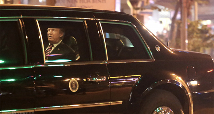 Cái bắt tay lịch sử của ông Trump và Kim tại Hà Nội