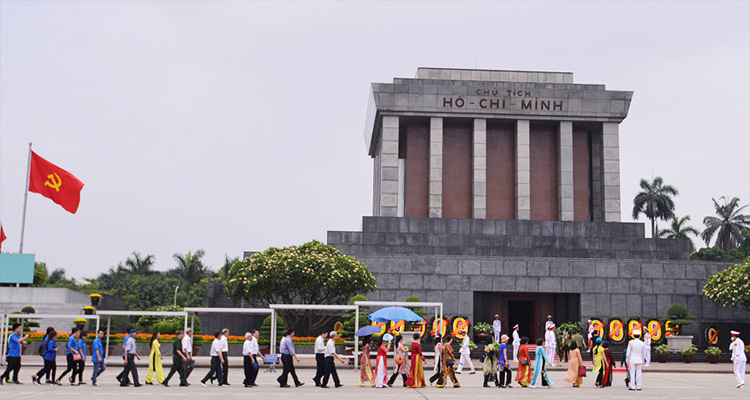 Niềm tự hào của dân tộc Việt là được sở hữu một công trình văn hóa - lịch sử tuyệt đẹp như Lăng Chủ tịch Hồ Chí Minh. Từ đó, chúng ta có thể cảm thấy hết lòng yêu mến đất nước và vinh dự được là một người Việt Nam.