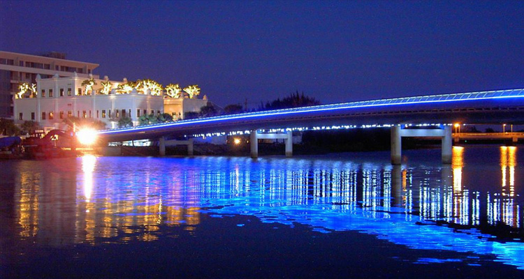Cầu Ánh Sao lung linh sắc màu ở quận 7 TP HCM