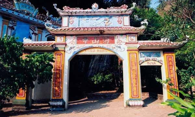 Chùa Hang - cổng chùa
