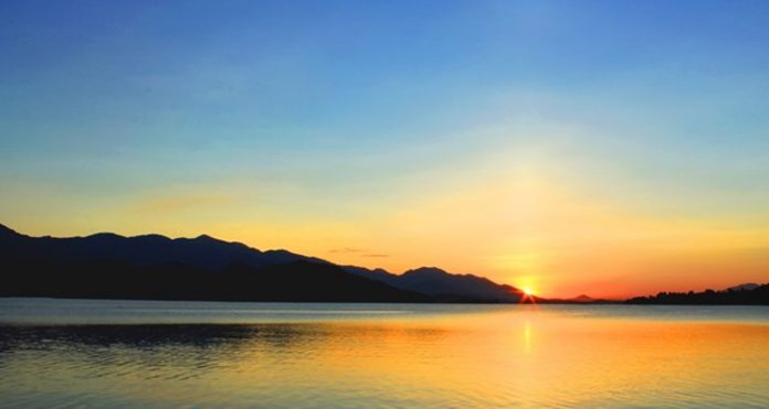 Hồ Núi Cốc Thái Nguyên hoàng hôn