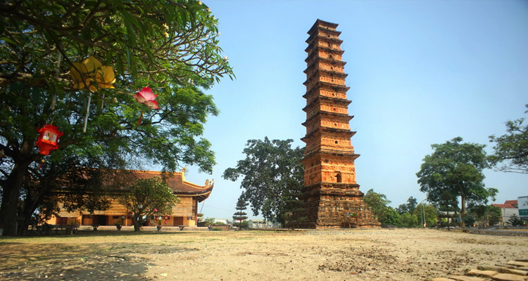 Tháp Bình Sơn từ xa