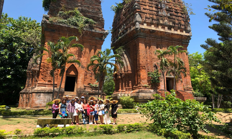 Tháp Đôi Quy Nhơn - Kiến trúc Chăm cổ đẹp nhất Bình Định