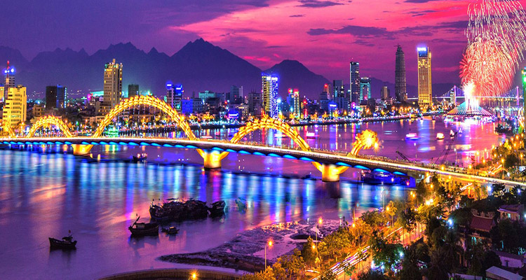 When you visit Vietnam, you can\'t miss the city of Da Nang - which is known as the heart of Central Vietnam. With its beautiful beaches, unique architecture, and rich culture, Da Nang is always an ideal destination. Come and discover the exciting travel experiences in Da Nang!