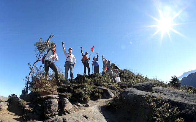 Du khách trải nghiệm tour đi bộ 