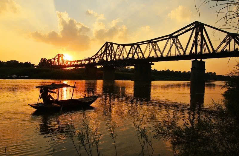 Khung cảnh hoàng hôn trên cầu Long Biên Hà Nội