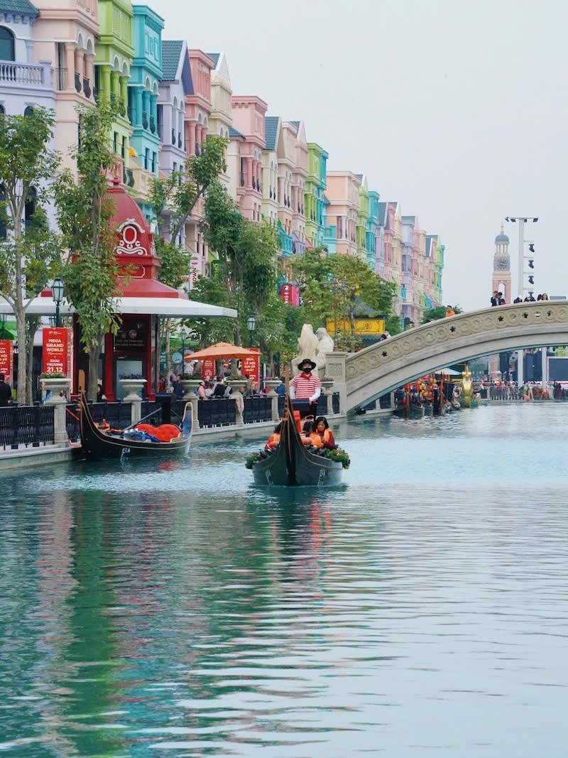 Trải nghiệm du thuyền Gondola lướt qua kênh đào Venice