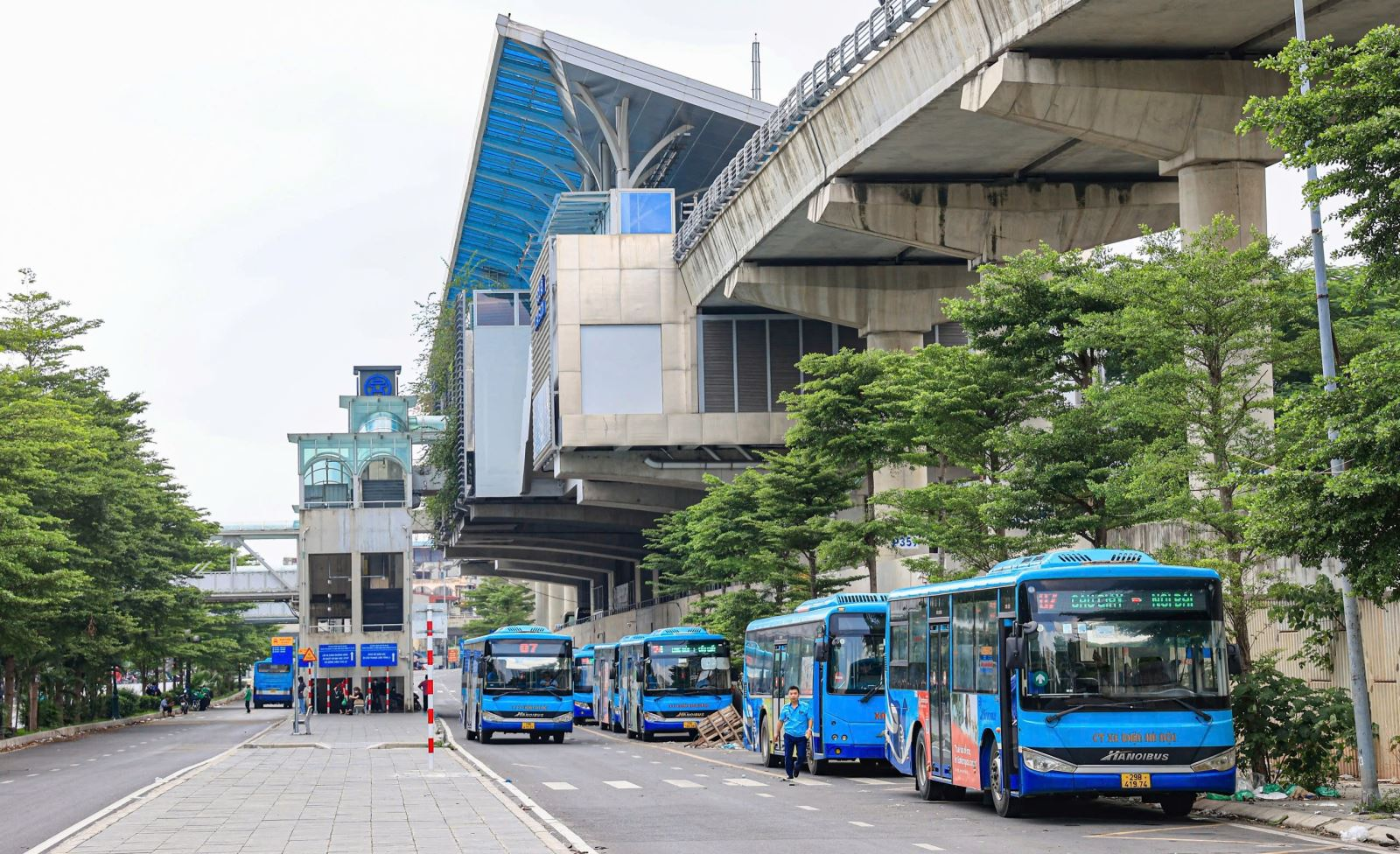 Bến xe bus phía dưới chân ga tàu điện trên cao
