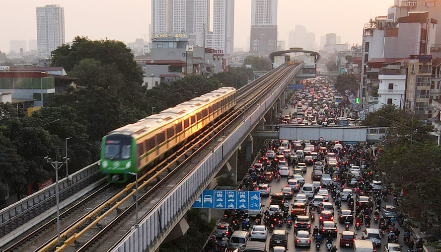 Tàu điện trên cao băng qua con đường bị tắc nghẽn giao thông